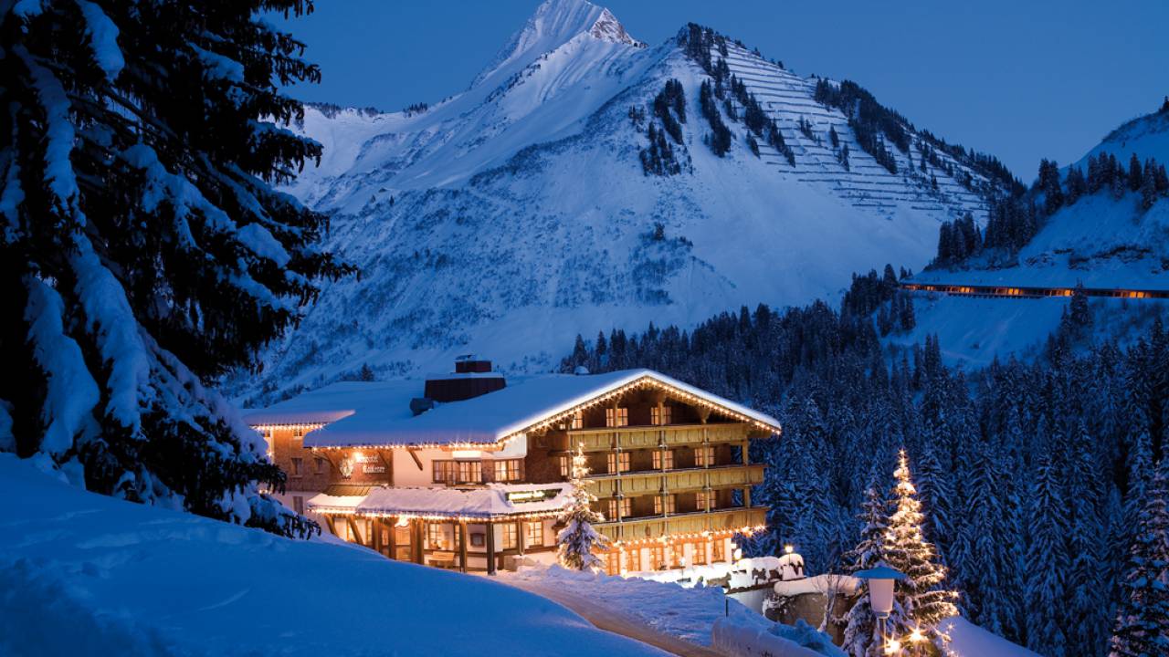 Berghotel Madlener in den verschneiten Alpen bei Nacht in Damüls
