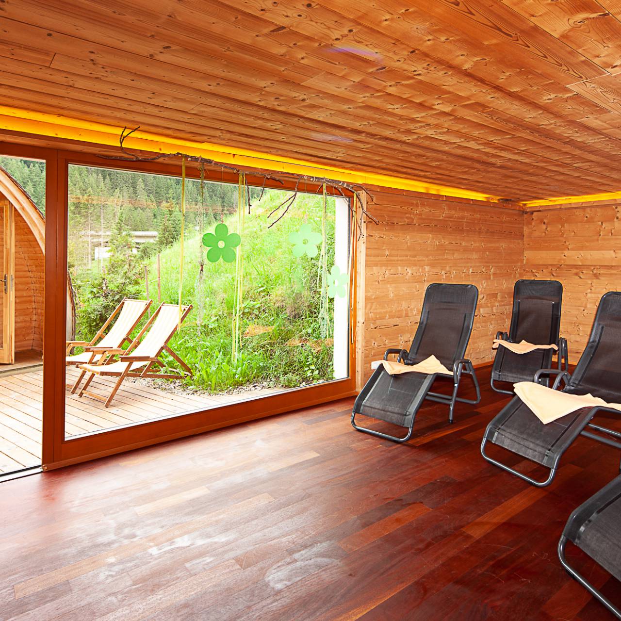 Frau liegt in einer Blumenwiese