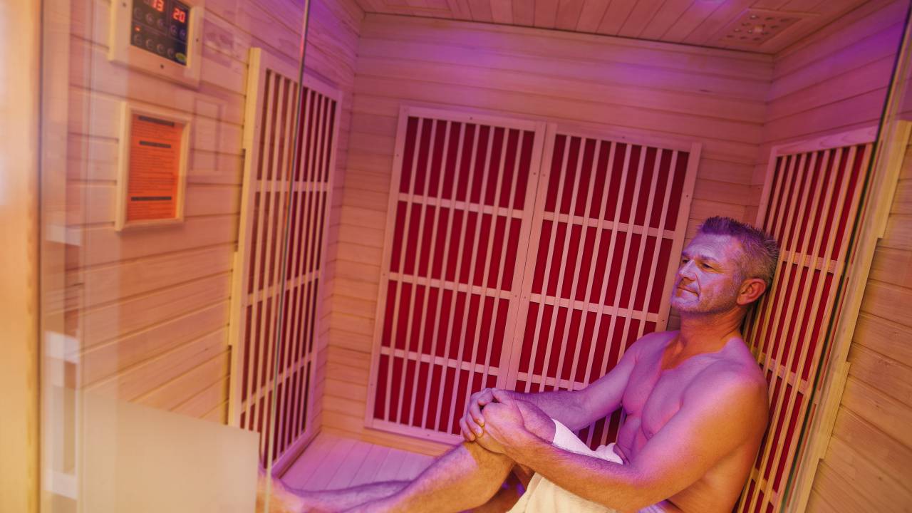 Mann in der Sauna