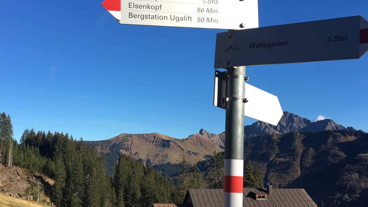 Wegweiser Richtung Brandalpe, Elsenkopf und Bergstation Ugalift