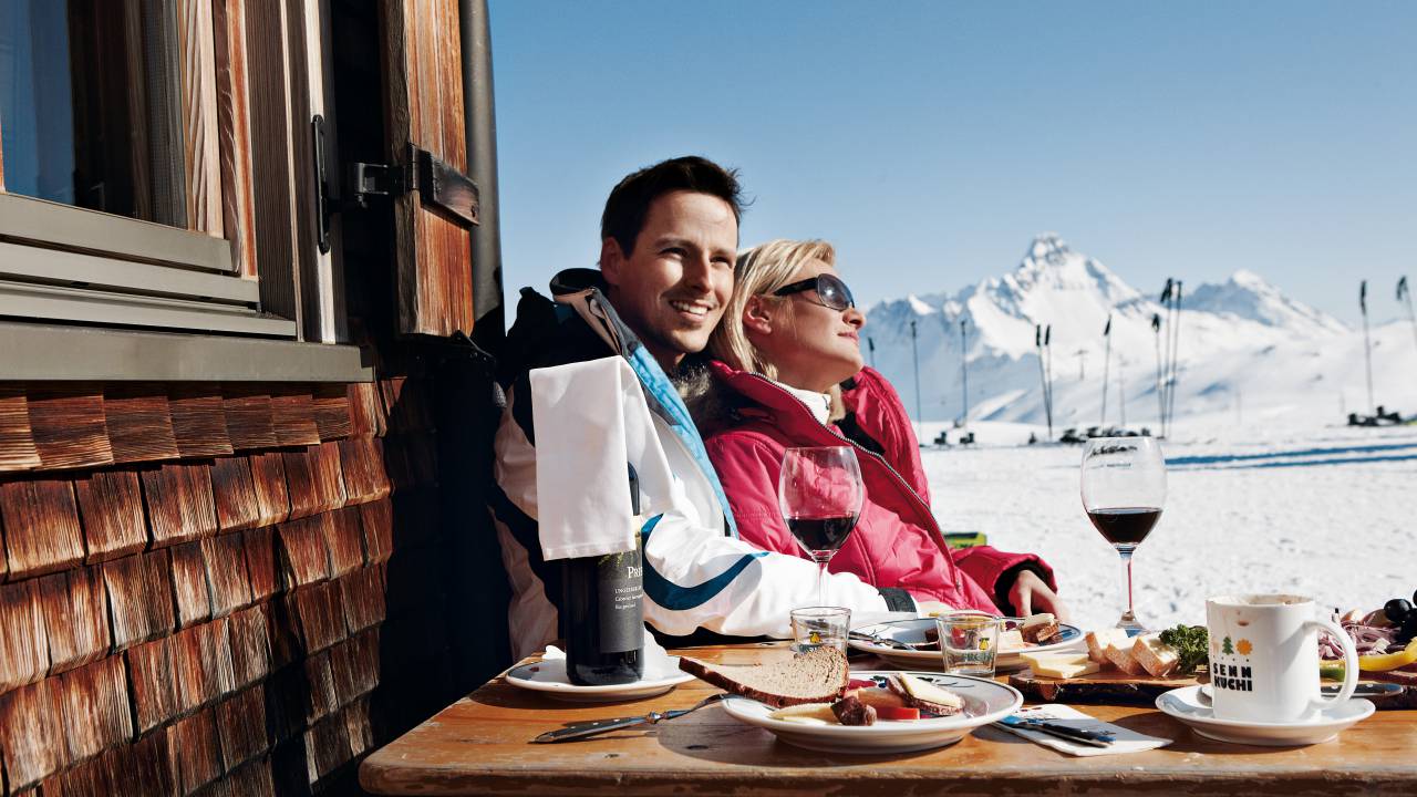 Paar am Jausentisch im Freien im Winter