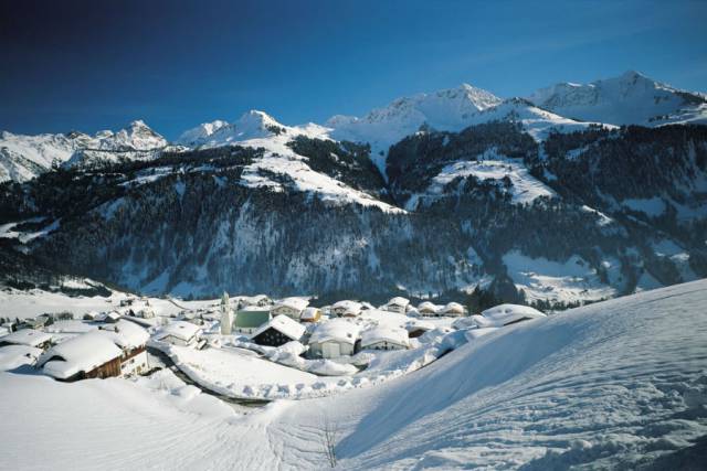 Verschneites Dorf in Vorarlberg