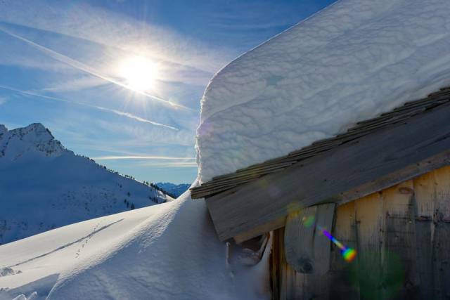 Dicke Schneeschicht auf Almhütte