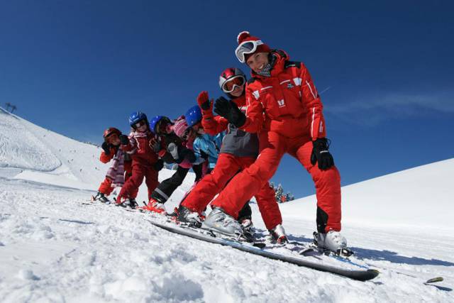 Gut gelaunte Skifahrer auf der Piste