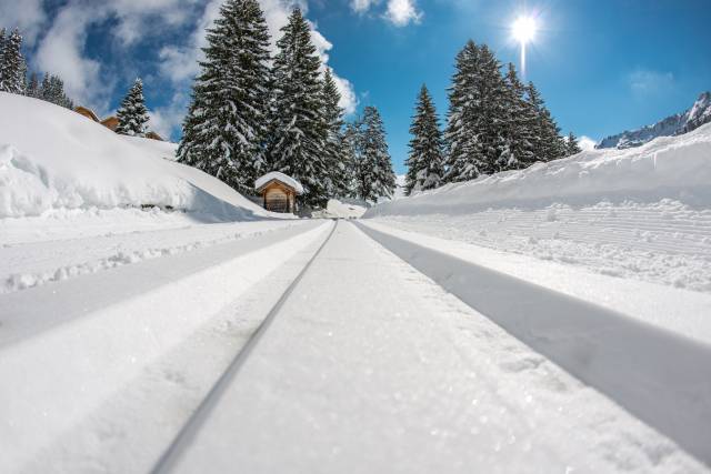 Präparierte Loipen im sonnigen Winter im Damüls